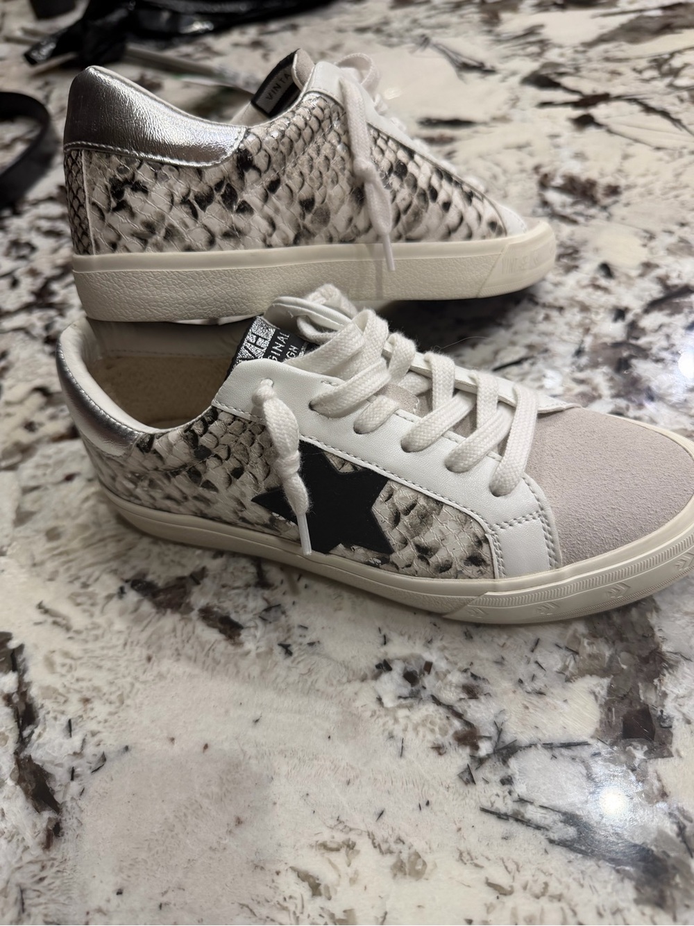 NEW 🆕 🔥 Vintage Havana  So very cute! silver/White Snake-Print Star Sneakers